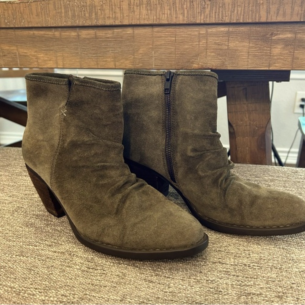 Born aire moss green scrunched Suede Ankle Boots 9